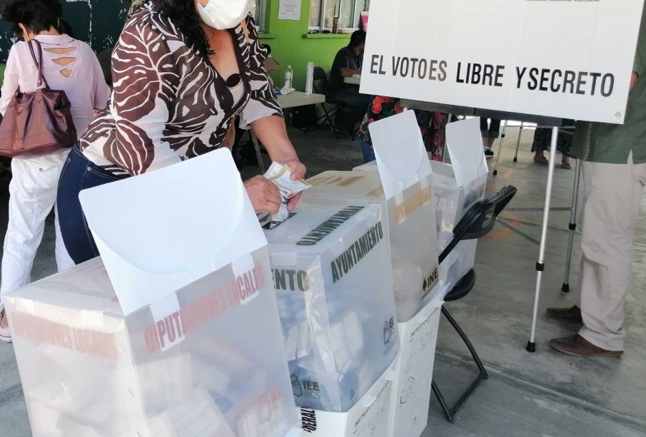 Personas en casillas votando