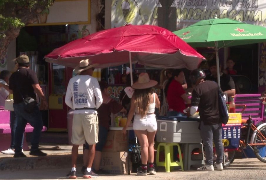 Personas en puesto ambulante