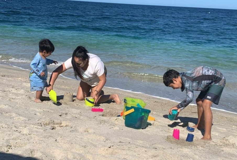 Personas jugando en la playa