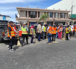 Personas limpiando Centro Histórico