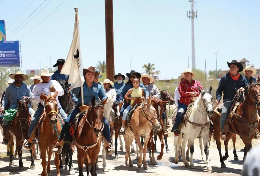 Personas montando a caballo