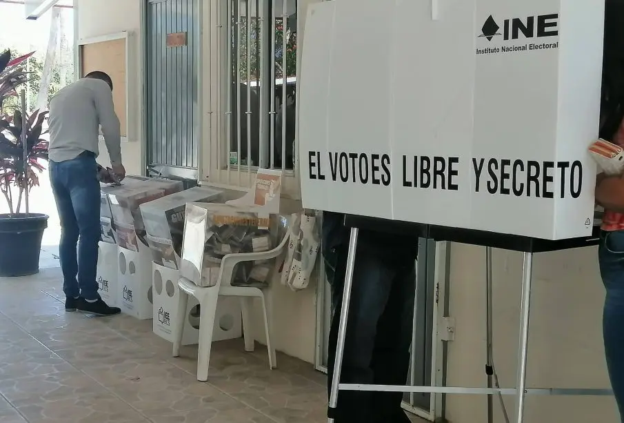 Personas votando