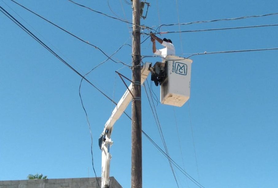 Realizan instalación eléctrica para fiestas tradicionales de Buena Vista