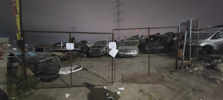Recuperan autos robados que estaban escondidos en un yonke de Tijuana