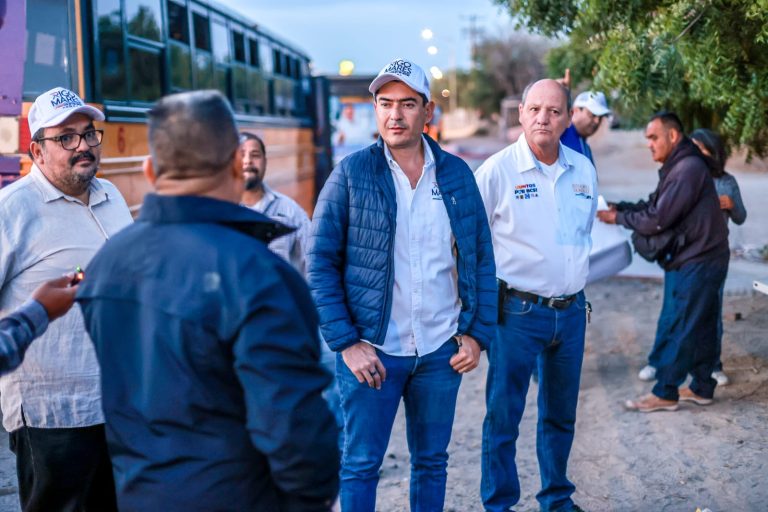 Rigo Mares con transportistas