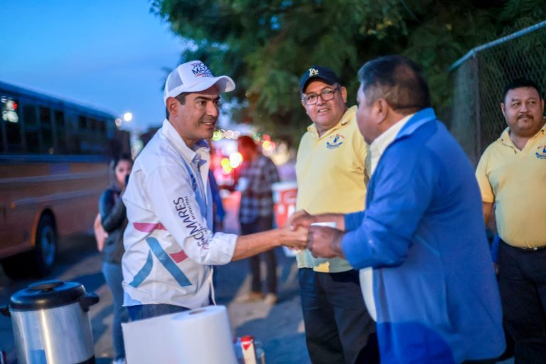 Rigo mares saludando a la población