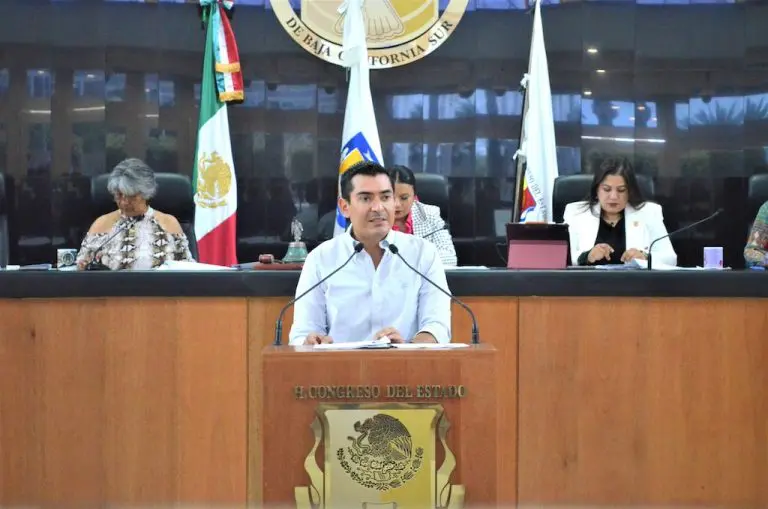 Rigoberto Mares en el estrado del Congreso de BCS