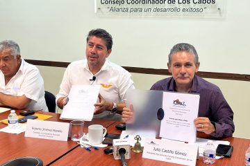 Roberto Jiménez Moreno en CCC firmando documento Vamos por 10