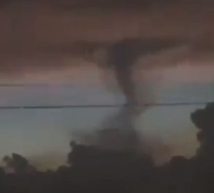 (VIDEO) Tornado arrasa con tendido eléctrico al norte de Coahuila