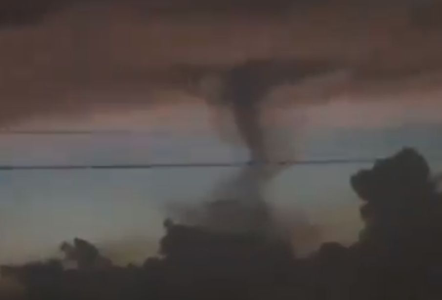 (VIDEO) Tornado arrasa con tendido eléctrico al norte de Coahuila