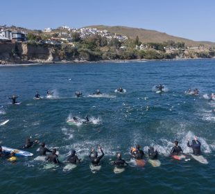 Surfistas despidiendo a chicos asesinados en Ensenada