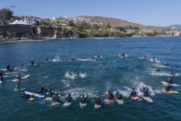 Surfistas despidiendo a chicos asesinados en Ensenada