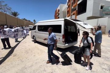 Taxistas manifestándose en hotel de Los Cabos