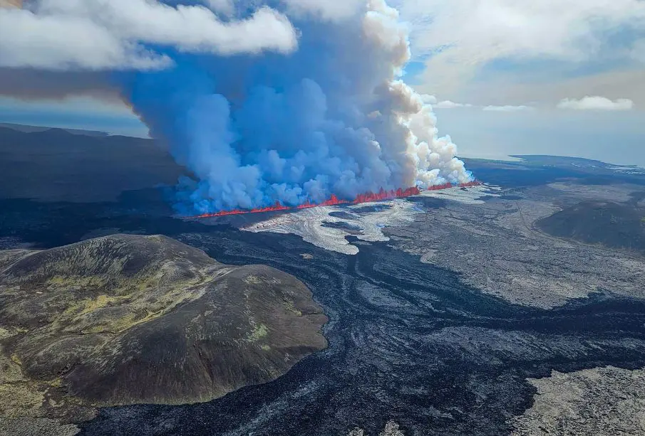 (VIDEO) Así fue la potente erupción volcánica en Islandia; evacúan la zona