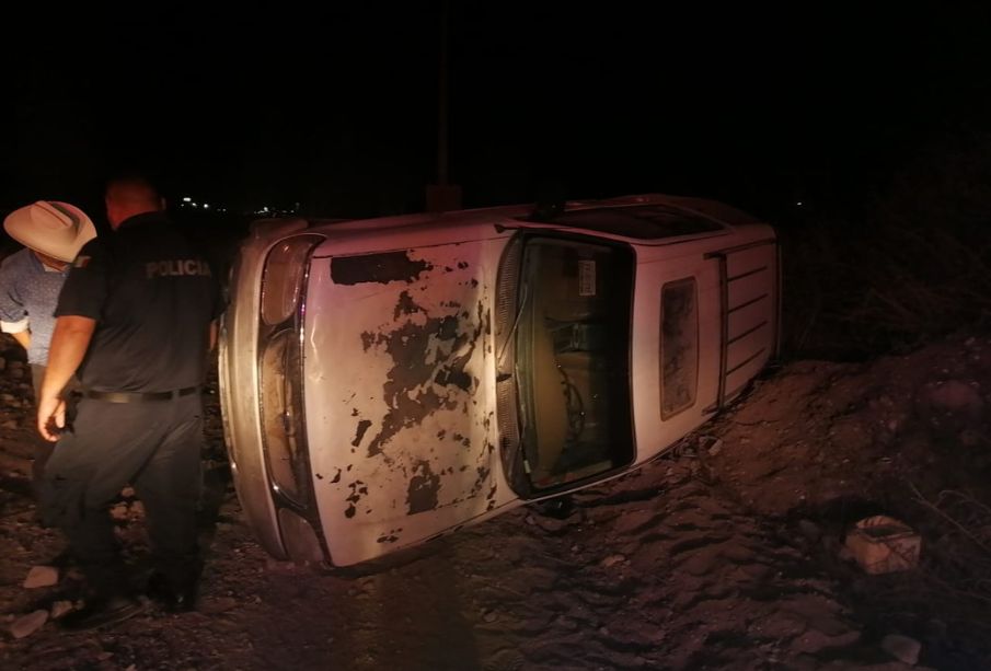 ¡Pierde el control! Músico sufre volcadura en carretera a El Centenario en La Paz