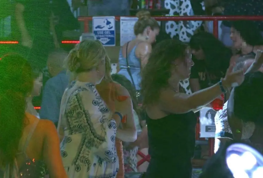 Turistas en centro nocturno
