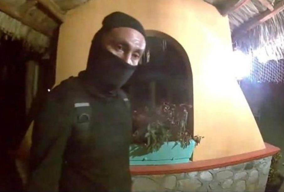 (VIDEO) Ladrón posa para la cámara de seguridad durante robo