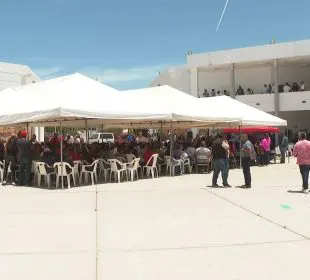 Burócratas se plantan en Ayuntamiento de La Paz por incumplimiento de acuerdos