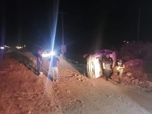 ¡Pierde el control! Músico sufre volcadura en carretera a El Centenario en La Paz