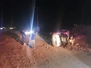 ¡Pierde el control! Músico sufre volcadura en carretera a El Centenario en La Paz