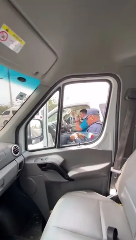 (VIDEO) Policías bajan de transporte a turistas en Cabo San Lucas; transportistas denuncian acoso