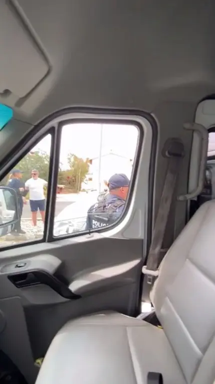 (VIDEO) Policías bajan de transporte a turistas en Cabo San Lucas; transportistas denuncian acoso