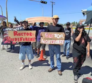 Estudiantes de la UABCS bloquean el bulevar Forjadores en La Paz