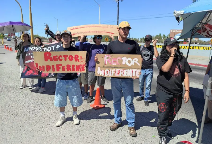 Estudiantes de la UABCS bloquean el bulevar Forjadores en La Paz
