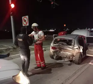 Se queda dormido, choca un auto y casi mata a una persona en La Paz