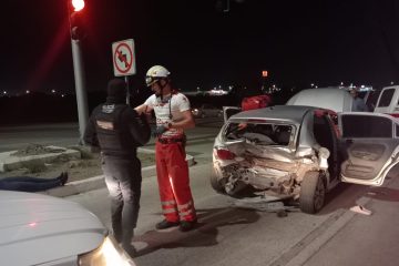 Se queda dormido, choca un auto y casi mata a una persona en La Paz