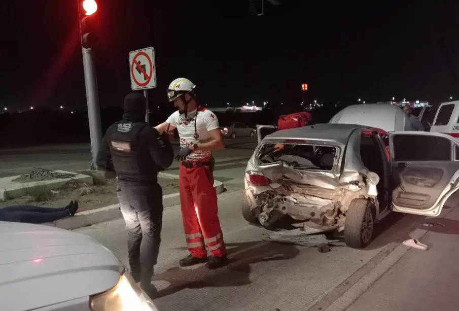 Se queda dormido, choca un auto y casi mata a una persona en La Paz