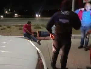 Se queda dormido, choca un auto y casi mata a una persona en La Paz