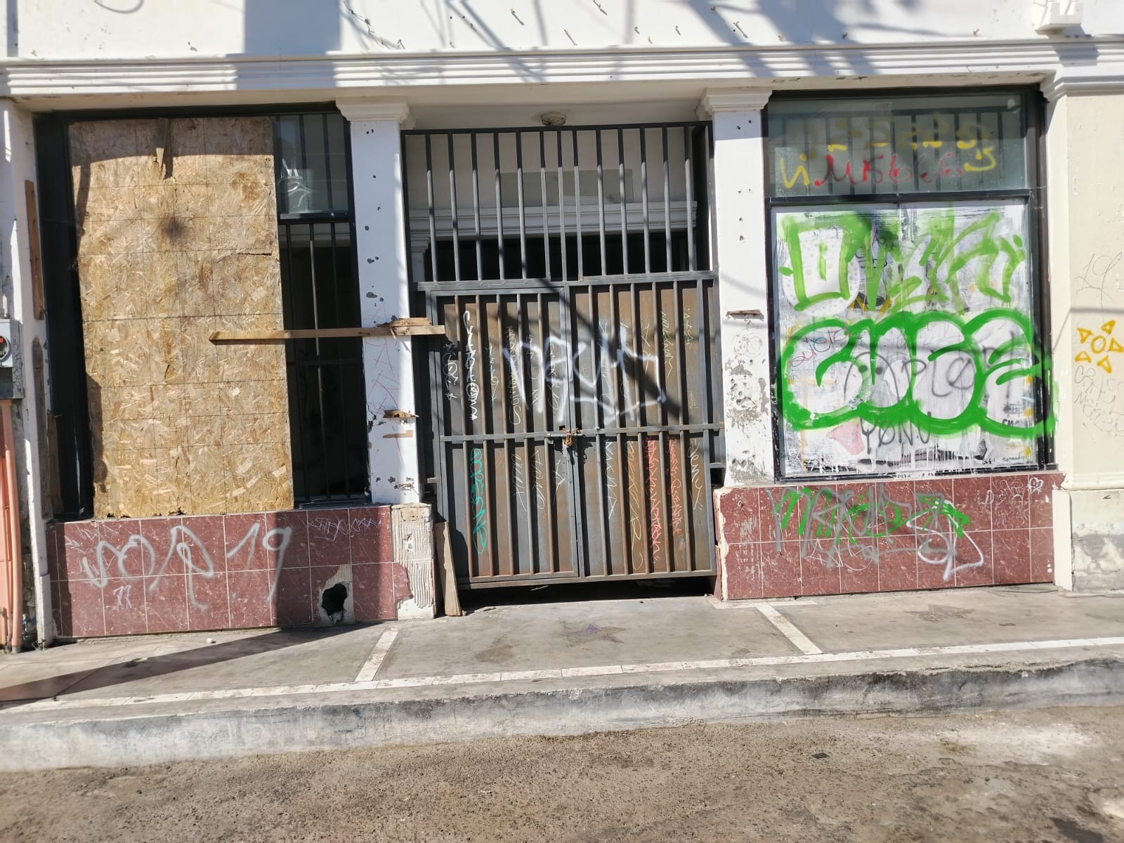 Locales del Centro Histórico de La Paz son víctimas del vandalismo