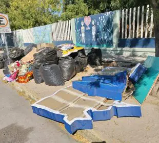 Montañas de basura amenazan la salud de alumnos de primaria en La Paz