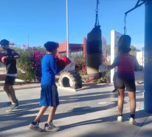 l entrenador Jesús “Chavo" Sánchez ha visto cambio en los jóvenes dando clases de boxeo en la colonia Olas Altas de La Paz