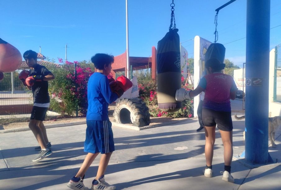 l entrenador Jesús “Chavo" Sánchez ha visto cambio en los jóvenes dando clases de boxeo en la colonia Olas Altas de La Paz