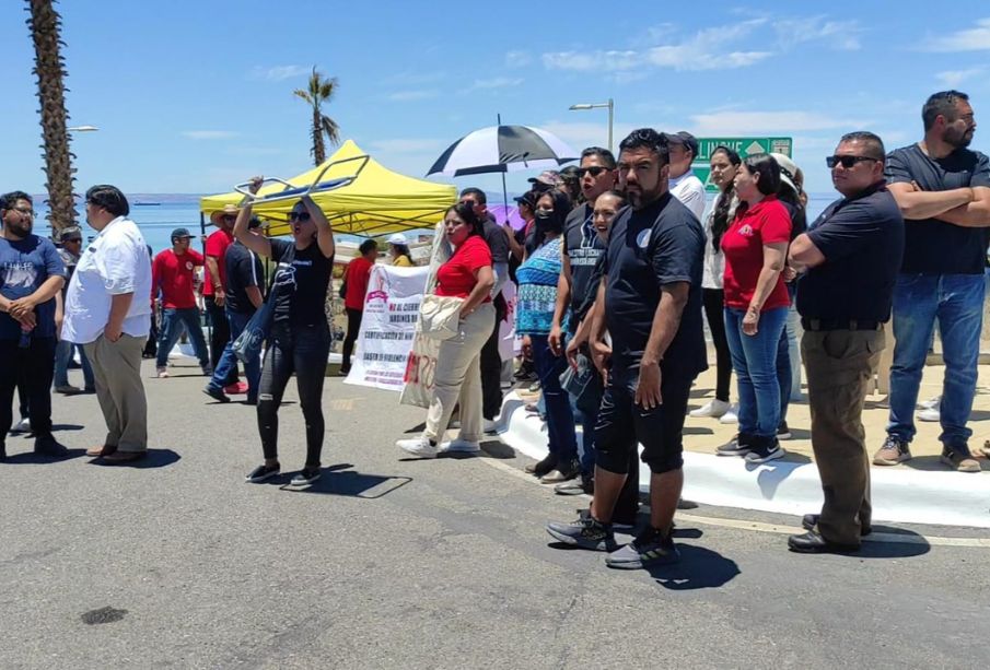 Maestros se manifiestan en el Centro de Convenciones de La Paz