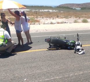 Atienden a motociclista accidentado