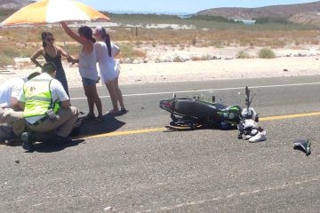 Atienden a motociclista accidentado