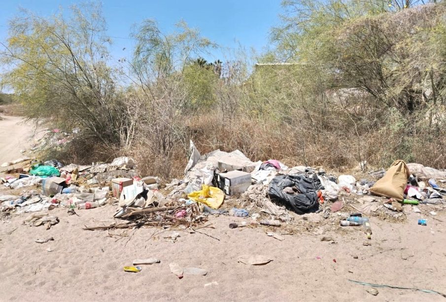 Basurero clandestino en La Paz