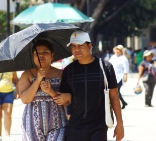 Personas padecen el calor en Oaxaca