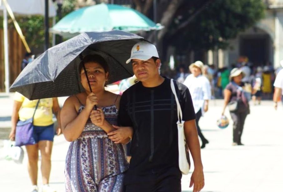 Personas padecen el calor en Oaxaca