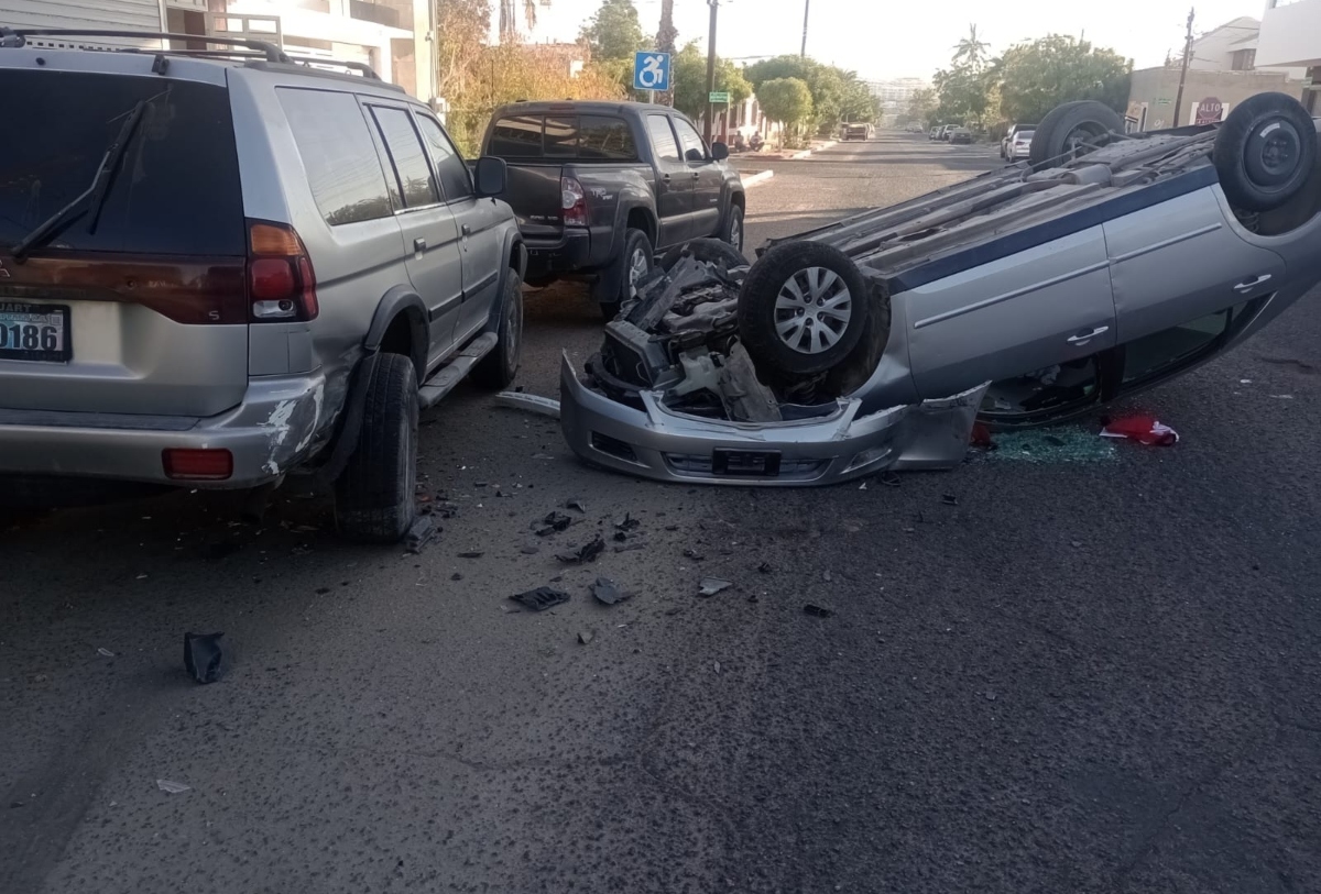 Conductor se queda dormido y choca contra dos carros en La Paz