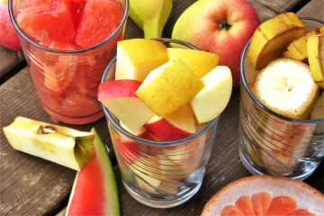 Diversidad de fruta picada en un vaso de vidrio