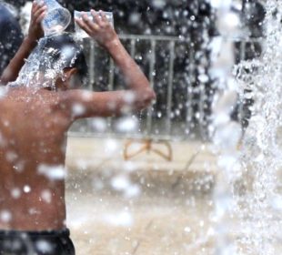 Niño se refresca en México por altas temperaturas