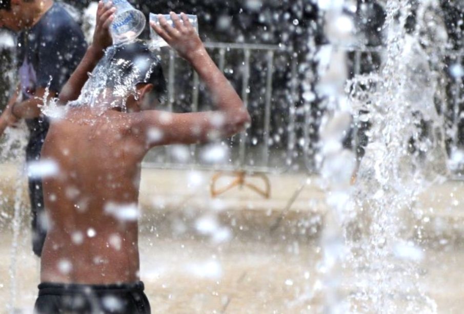 Niño se refresca en México por altas temperaturas