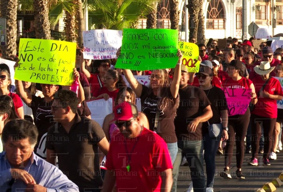 Protestan maestros por falta de pago de quinquenios