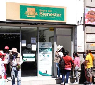 Adultos mayores van por la Pensión Bienestar