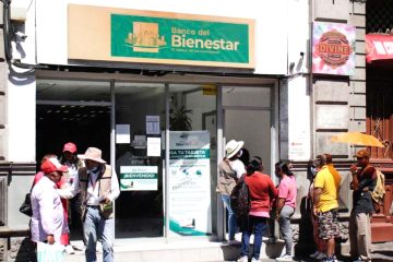 Adultos mayores van por la Pensión Bienestar