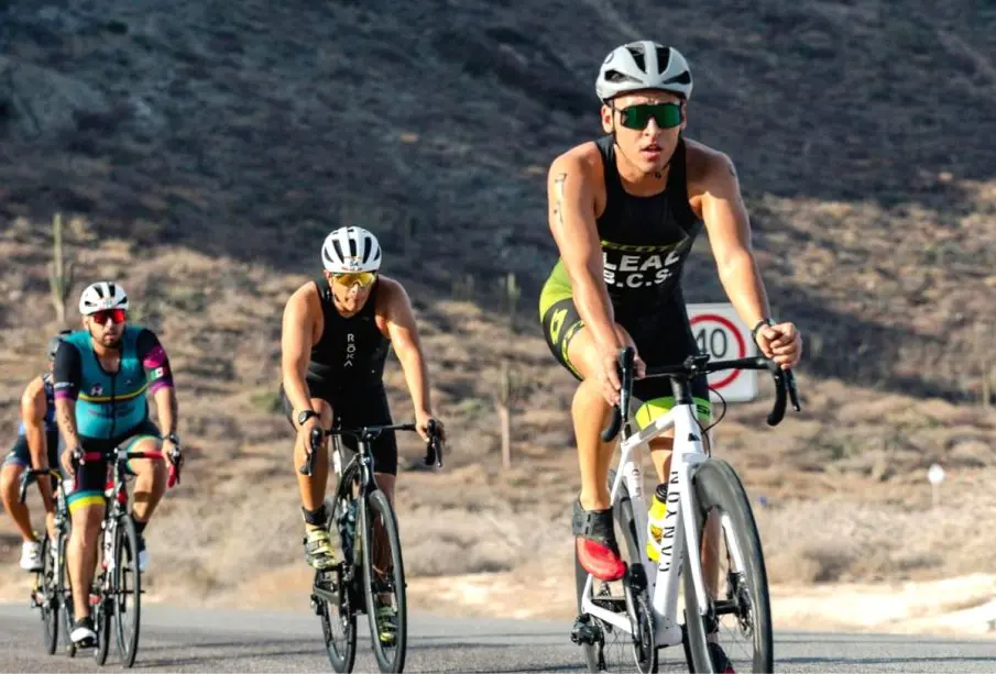 Deportistas de Triatlón en la bicicleta